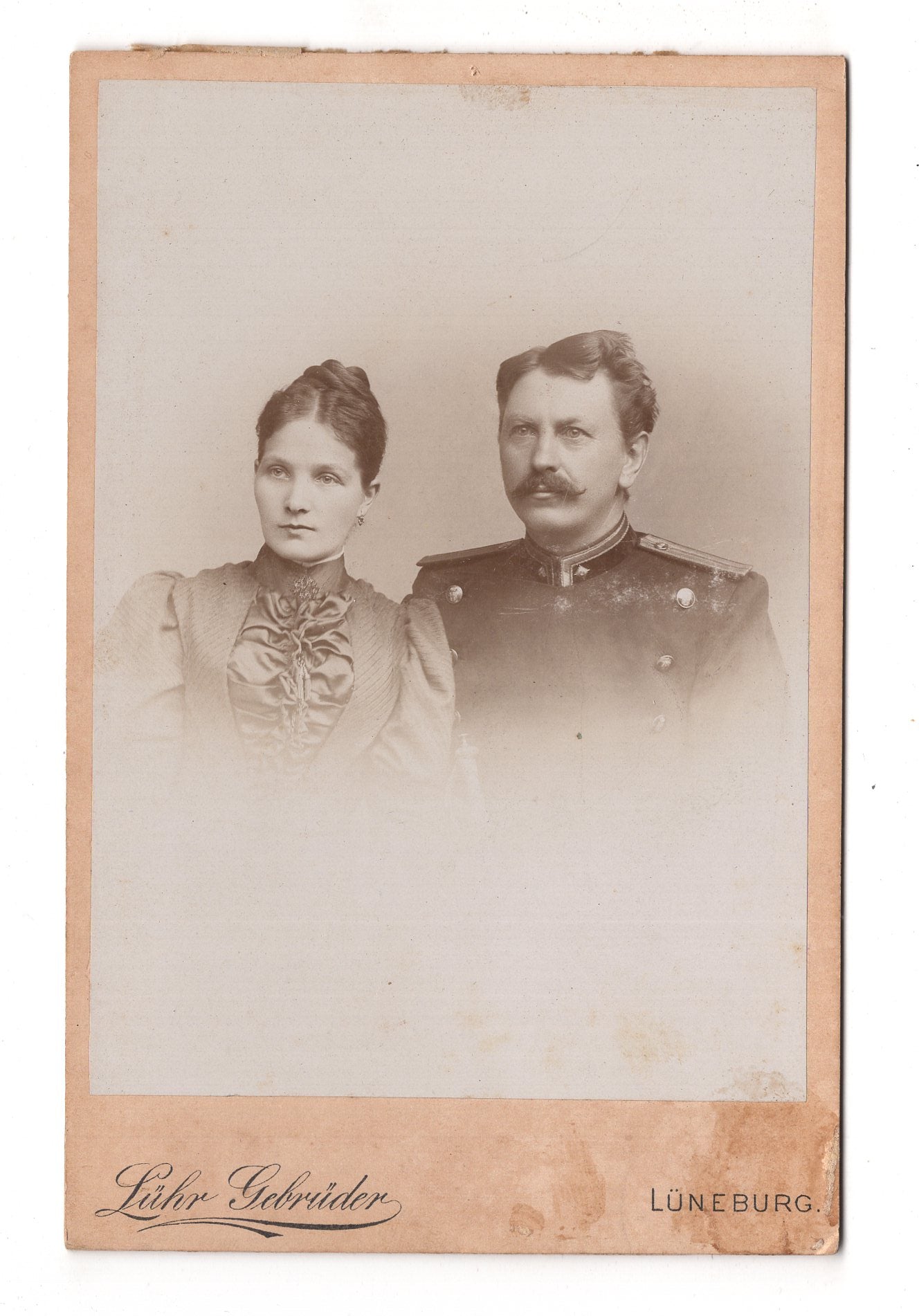 Fotografie Soldat mit Frau - Lüneburg 1890er / CAB U-22