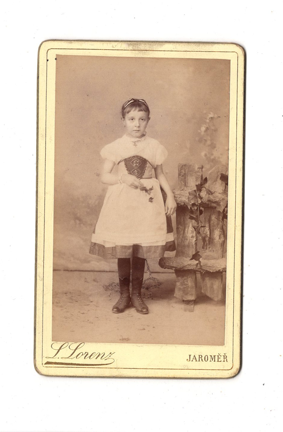 Fotografie Niedliches kleines Mädchen in Tracht - Jaromer 1880er / CDV M1-27