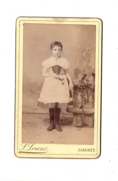 Fotografie Niedliches kleines Mädchen in Tracht - Jaromer 1880er / CDV M1-27