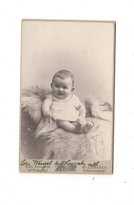 Fotografie Schönes Kinderbild / Baby / benannt - Wiesbaden um 1900 / CDV N1-10