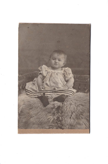 Fotografie Niedliches kleines Kind - unbekannter Ort 1910er