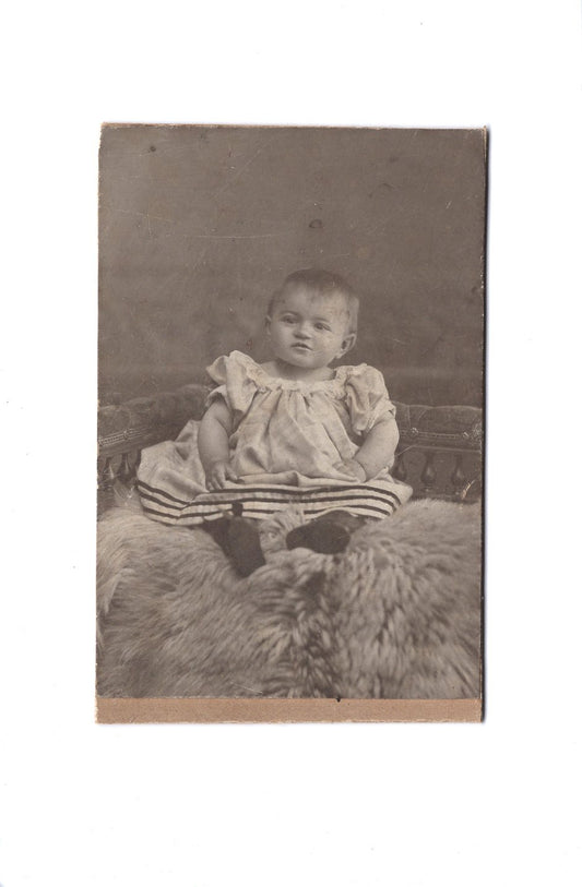 Fotografie Niedliches kleines Kind - unbekannter Ort 1910er