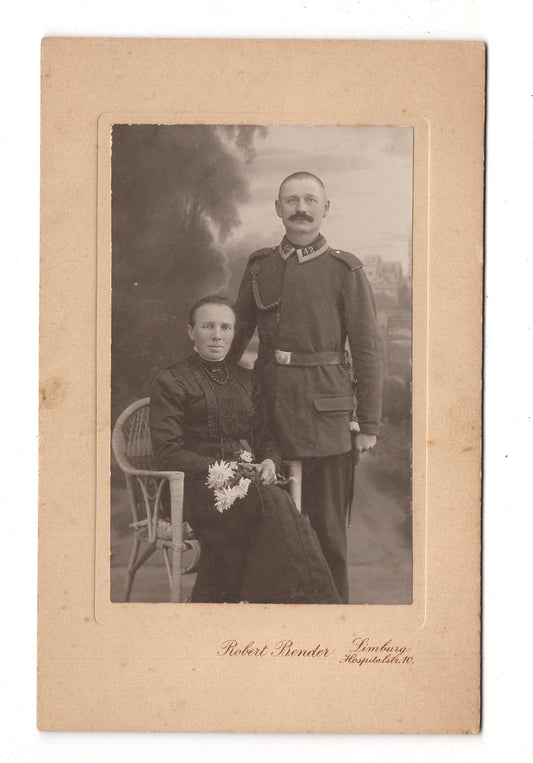 Fotografie Soldat Regiment 42 mit Schützenschnur und Frau - Limburg um 1910 / CAB U-22