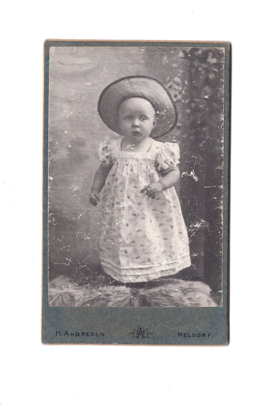Fotografie Niedliches kleines Kind / benannt - Meldorf 1900er