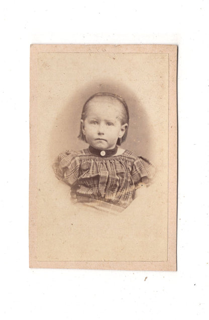 Fotografie Niedliches kleines Mädchen - unbekannter Ort 1860er / CDV M1-27