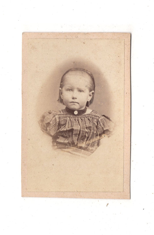 Fotografie Niedliches kleines Mädchen - unbekannter Ort 1860er / CDV M1-27