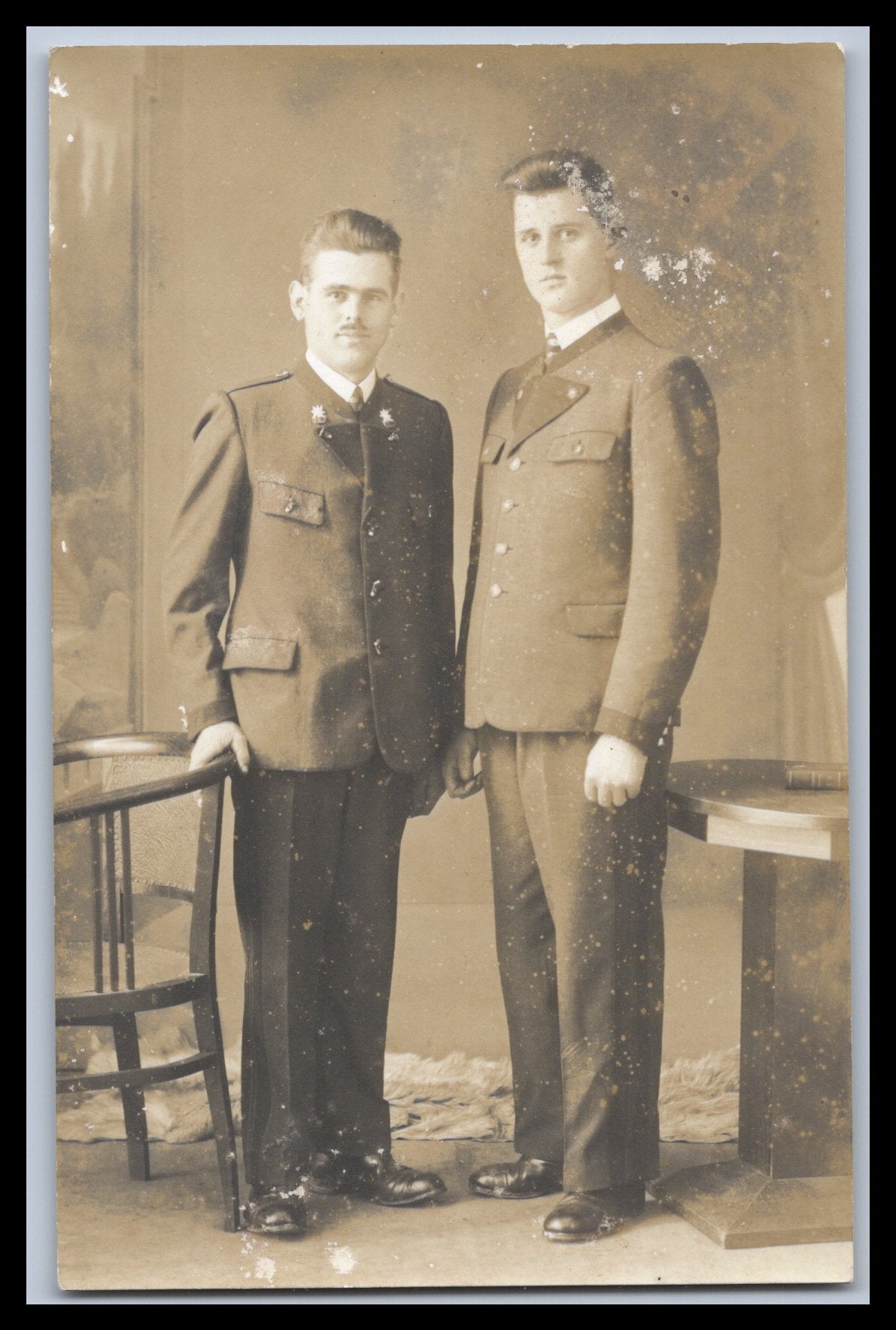 Ansichtskarte Herrenportrait / Feine Herren