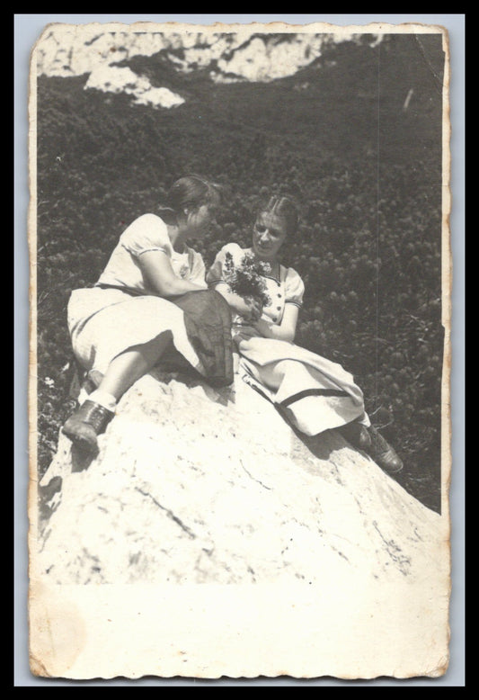 Ansichtskarte Damenportrait / Junge Frauen mit Blumen