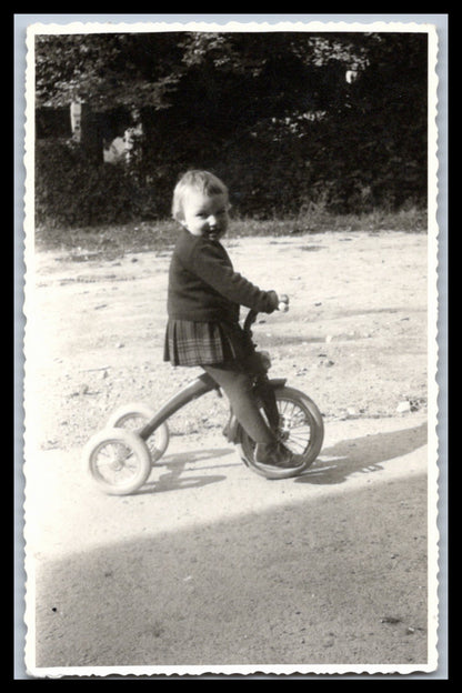 Ansichtskarte Niedliches kleines Mädchen auf einem Dreirad