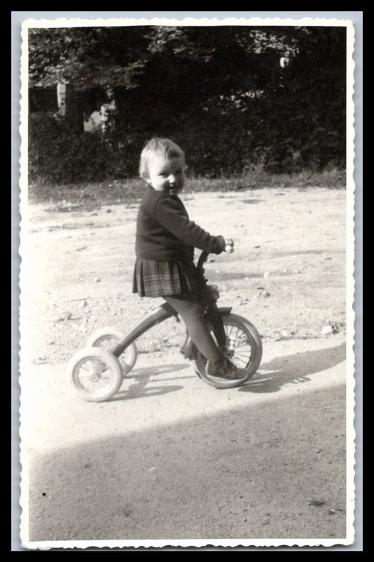 Ansichtskarte Niedliches kleines Mädchen auf einem Dreirad