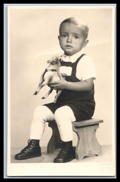 Ansichtskarte Niedlicher kleiner Junge mit Spielzeug