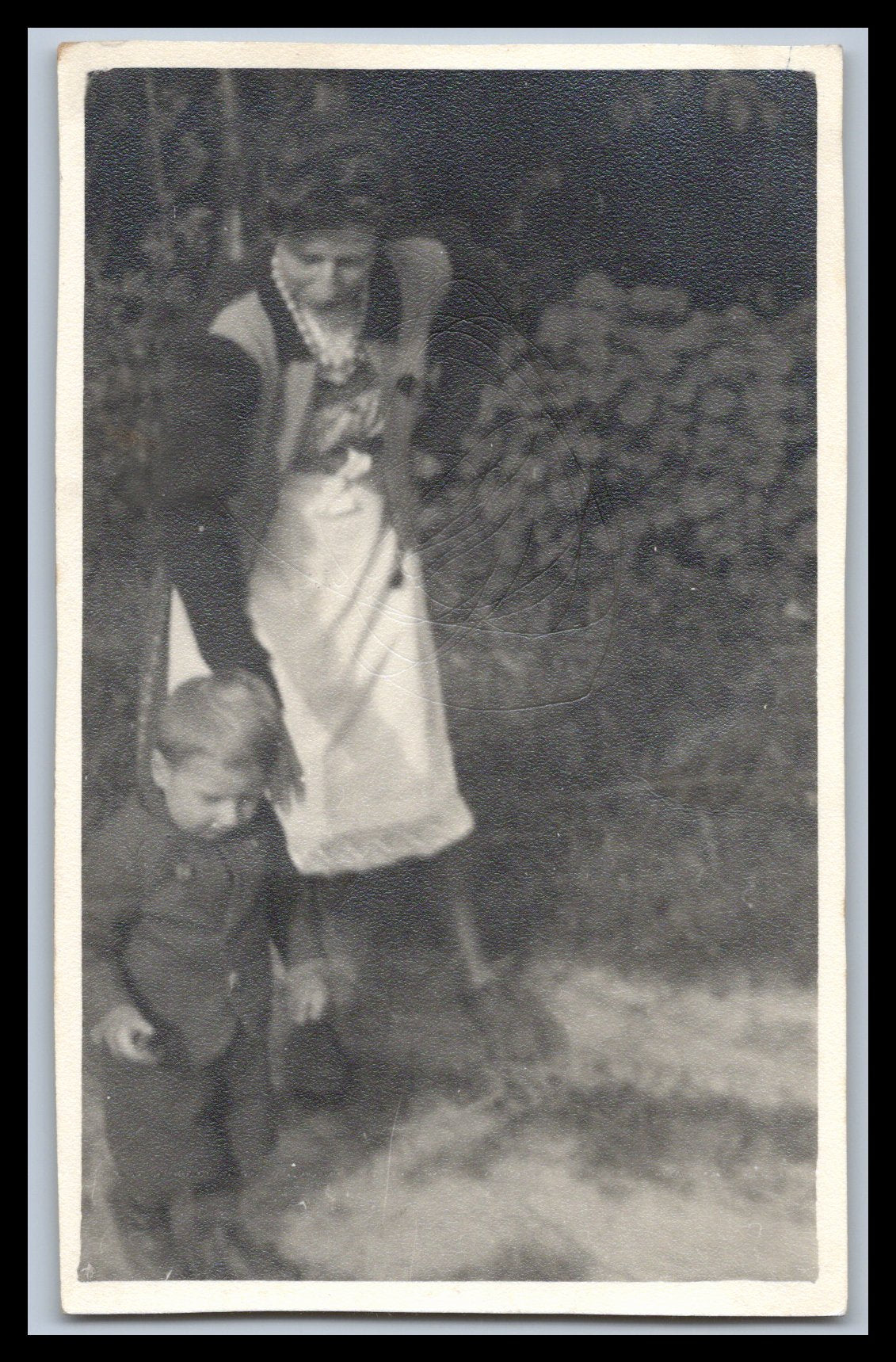 Ansichtskarte Frau mit kleinem Jungen