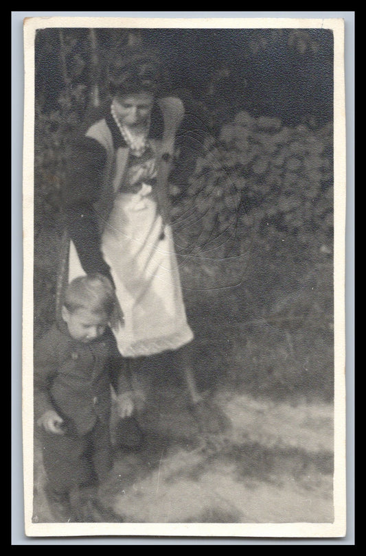 Ansichtskarte Frau mit kleinem Jungen