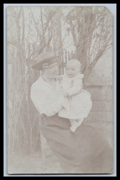 Ansichtskarte Frau mit Baby