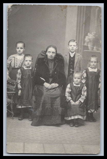 Ansichtskarte Frau mit kleinen Kindern & Widmung - 1917