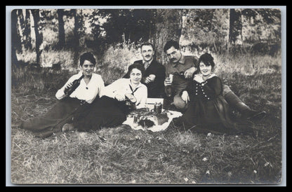 Ansichtskarte Schönes Gruppenbild beim Picknick im Wald