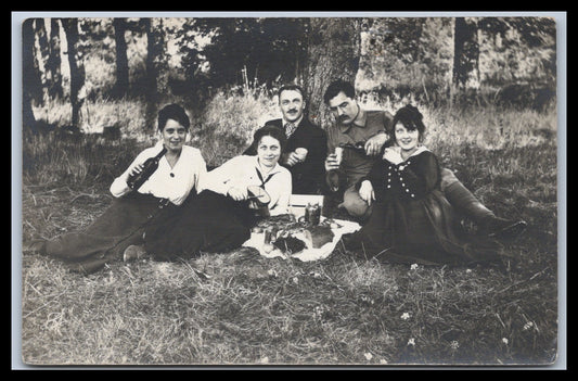 Ansichtskarte Schönes Gruppenbild beim Picknick im Wald