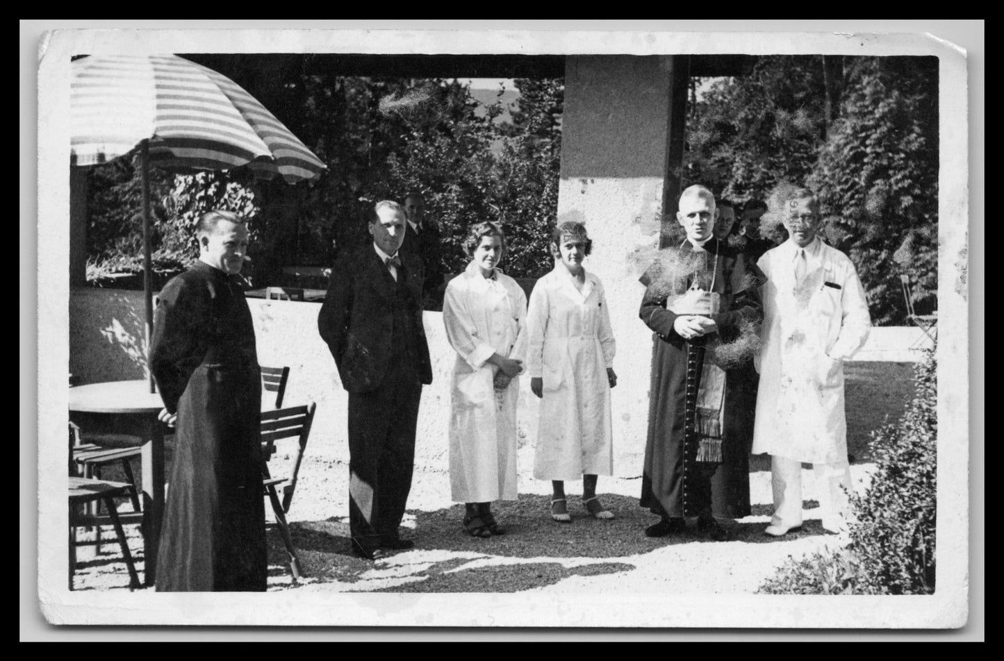 Ansichtskarte Arzt / Geistliche / Krankenschwestern