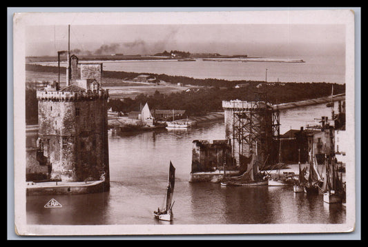 Ansichtskarte La Rochelle / L´ Entrée du Port - Frankreich