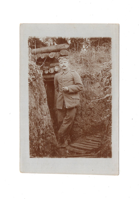 Ansichtskarte / Foto / Portraitfoto Soldat im Schützengraben