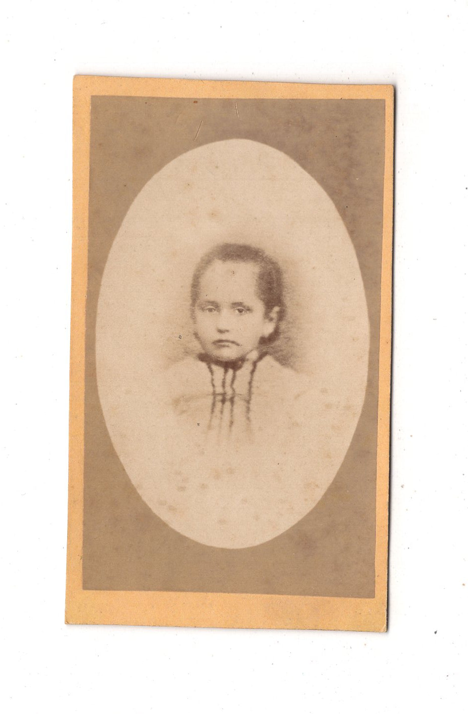 Fotografie Niedliches kleines Mädchen - unbekannter Ort um 1870 / CDV M1-27