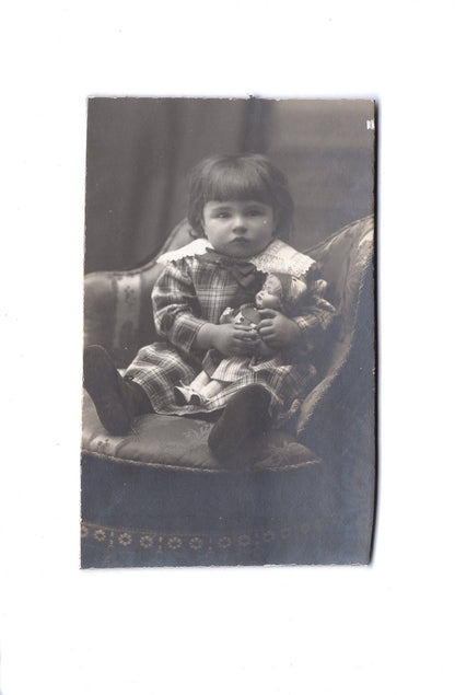 Fotografie Niedliches kleines Mädchen mit Puppe - unbekannter Ort 1910er