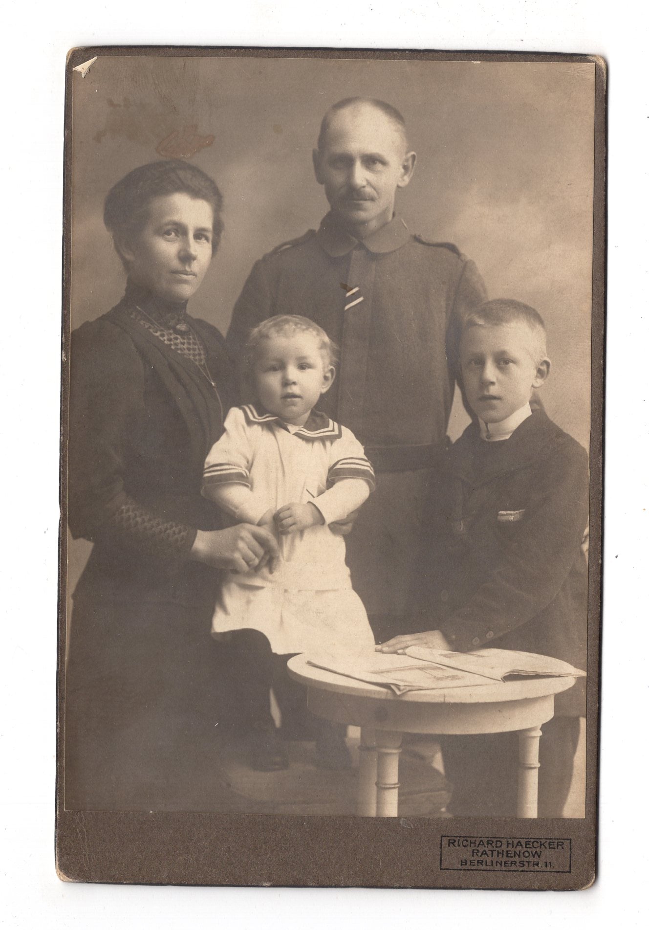 Fotografie Soldat mit Familie - Rathenow 1910er / CAB U-22