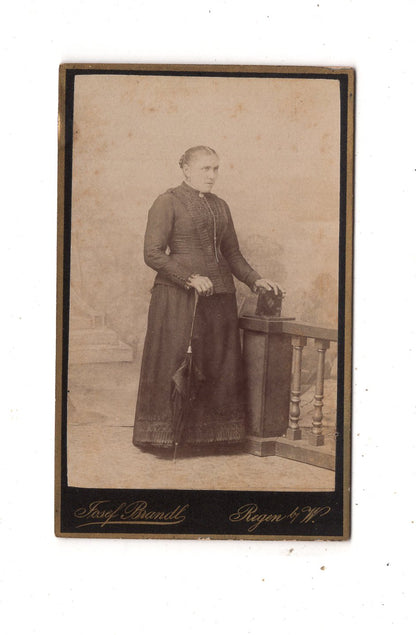 Fotografie Feine Dame - Regen b. W. 1880er