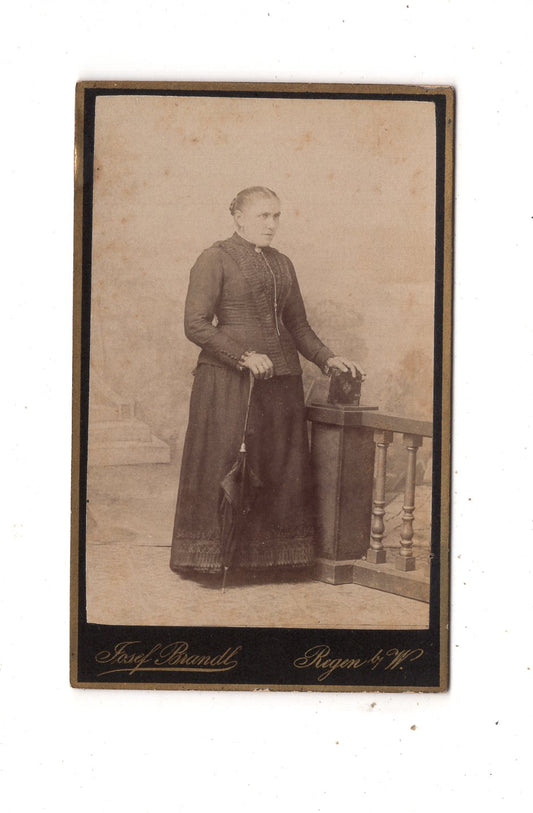 Fotografie Feine Dame - Regen b. W. 1880er