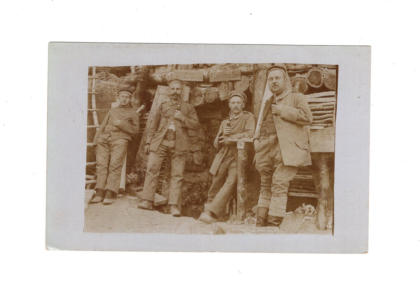Ansichtskarte /Feldpost /  Foto Gruppenbild Soldaten vor der Unterkunft - 1916