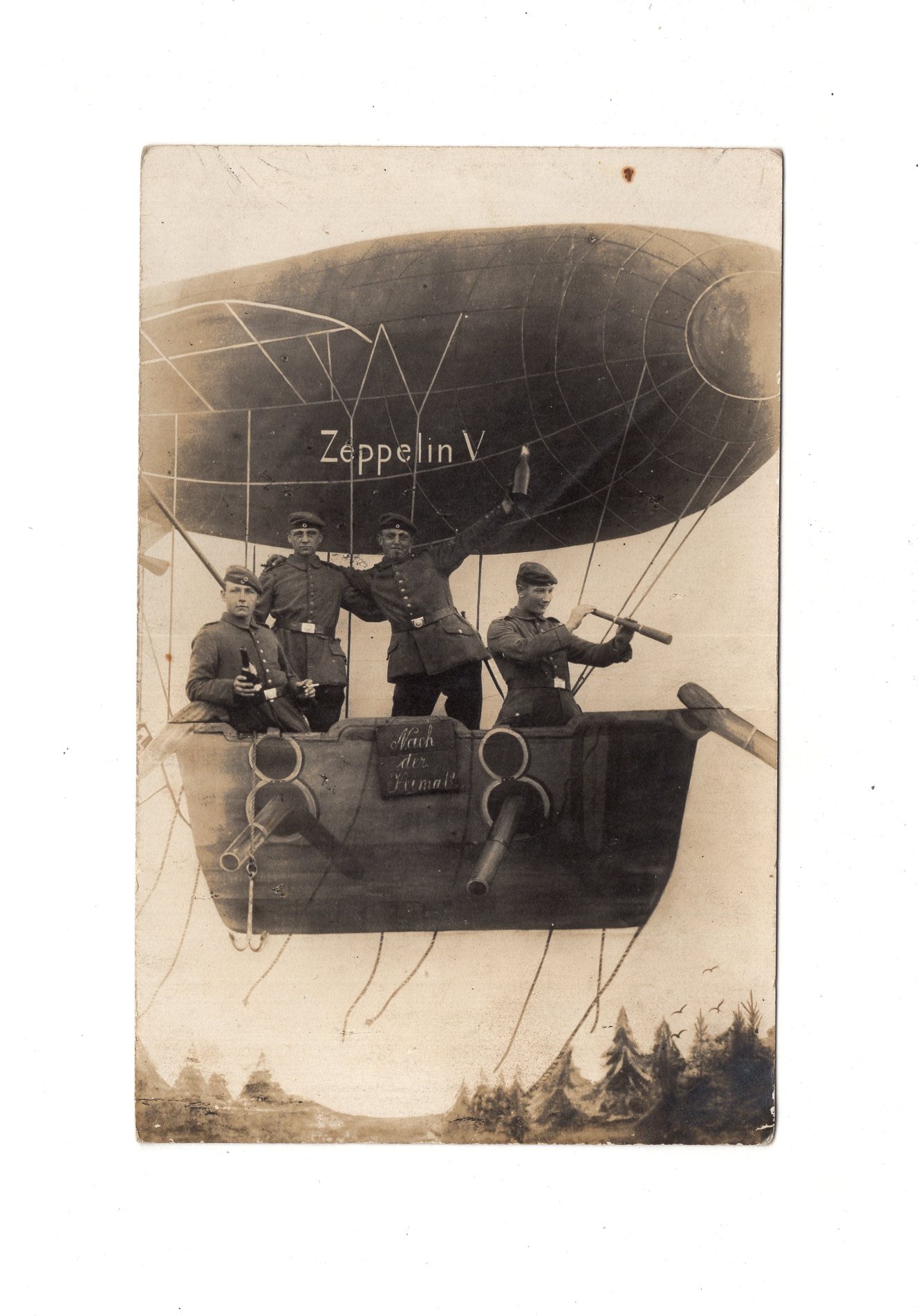 Ansichtskarte Soldaten in toller Kulisse / Zeppelin V