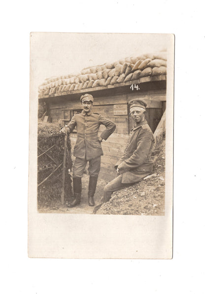 Ansichtskarte / Foto / Feldpost Soldaten vor der Unterkunft - 1915