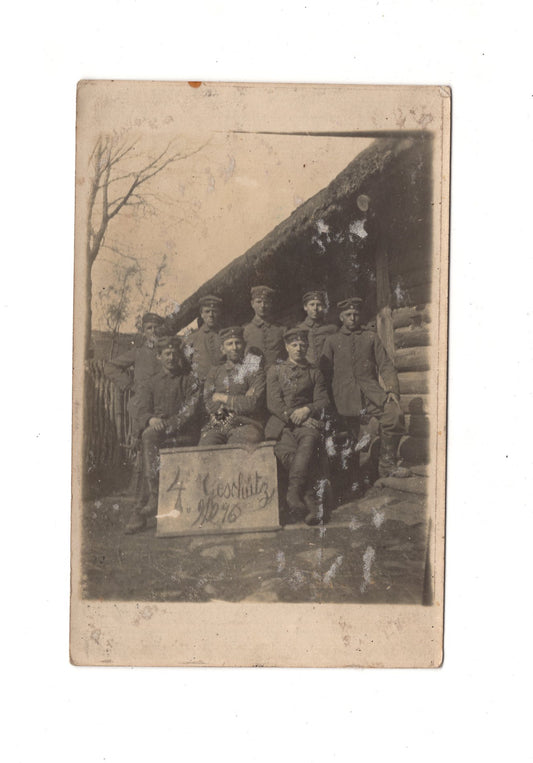 Ansichtskarte Gruppenbild Soldaten vor der Unterkunft