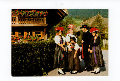 Ansichtskarte Gutach / Gutacher Trachtengruppe vor dem Vogtsbauernhof