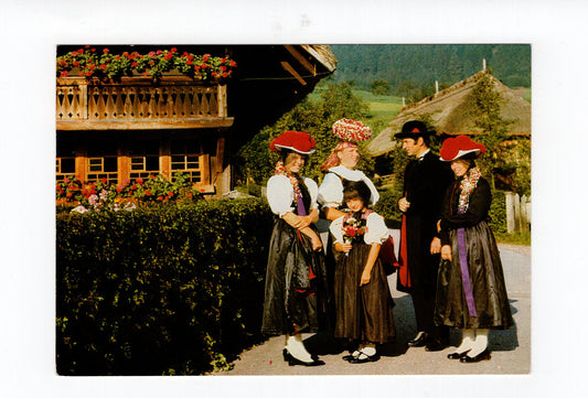 Ansichtskarte Gutach / Gutacher Trachtengruppe vor dem Vogtsbauernhof