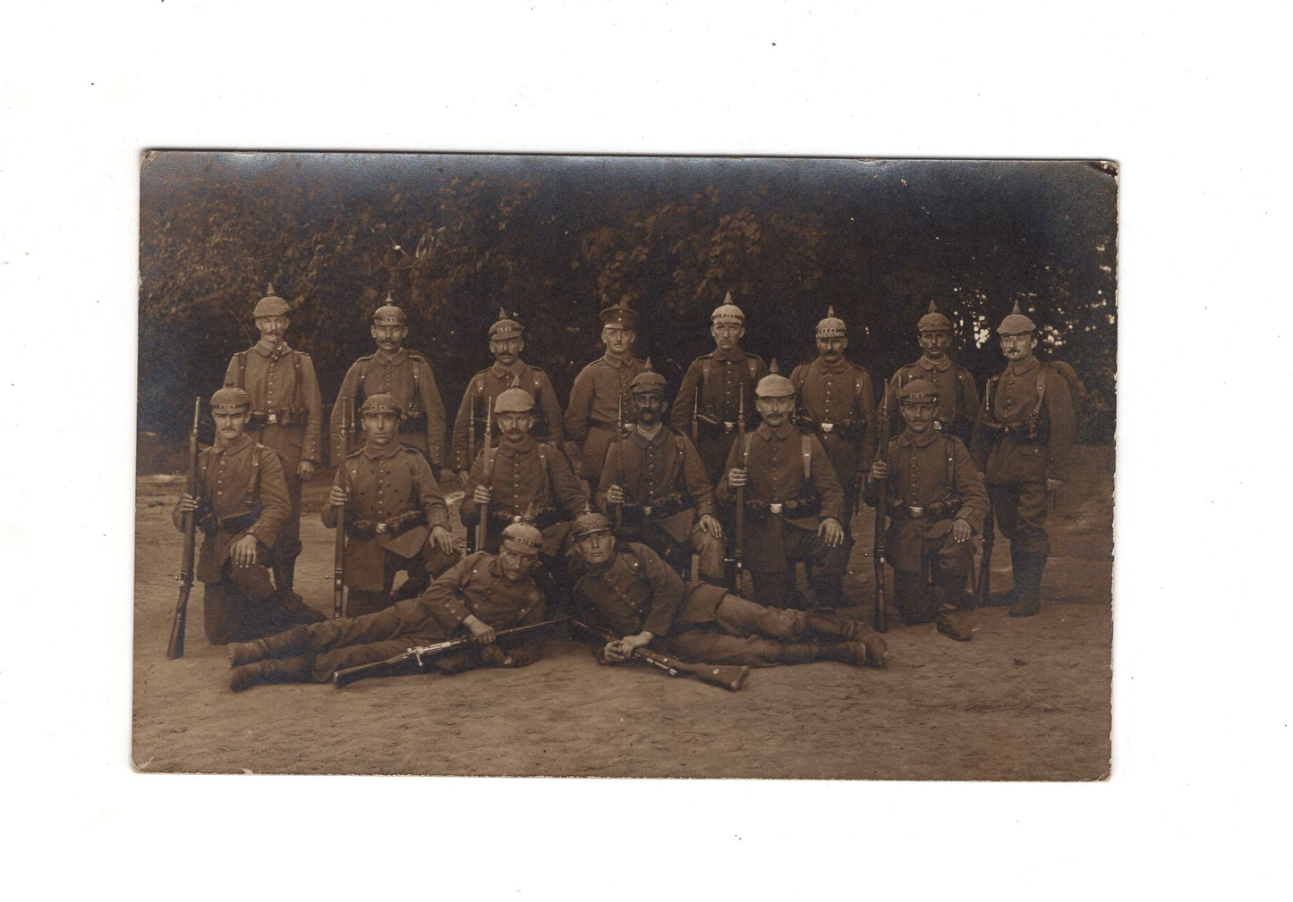 Ansichtskarte Gruppenbild Soldaten mit Pickelhaube und Gewehr