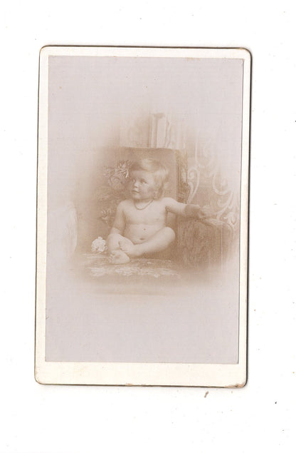 Fotografie Niedliches kleines Kind - unbekannter Ort um 1900 / CDV M1-28