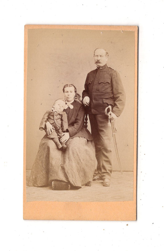 Fotografie K. u. k. Soldat mit Familie - Wien 1871