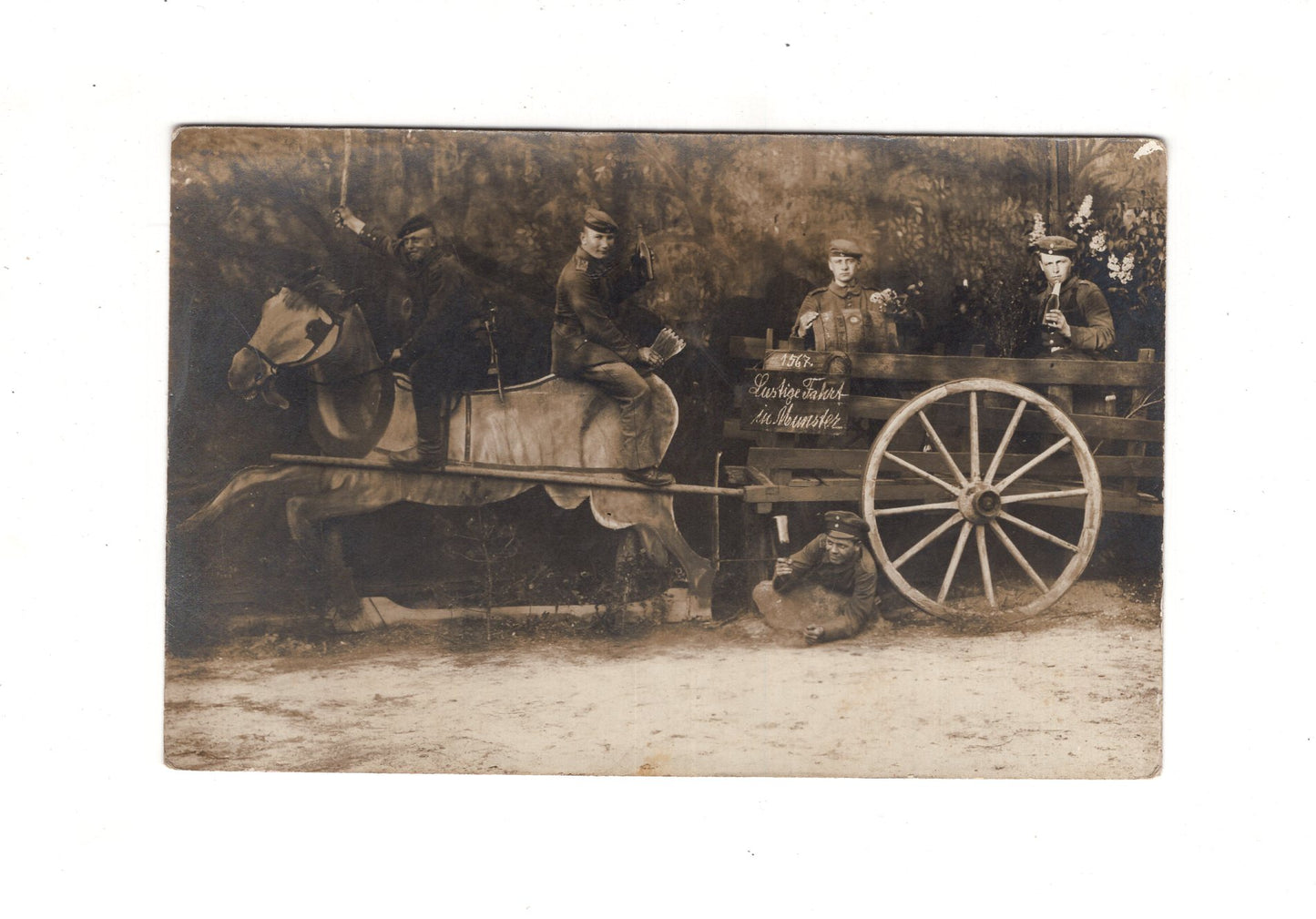 Ansichtskarte Soldaten in schöner Kulisse / Lustige Fahrt in Munster