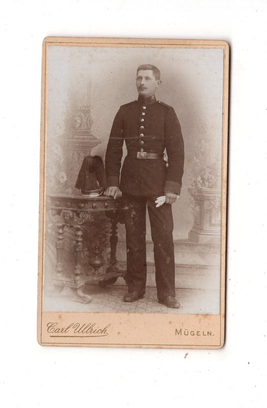 Fotografie Soldat mit Pickelhaube & Busch / Gren. Regt. 100 - Mügeln 1890er / CDV M1-08