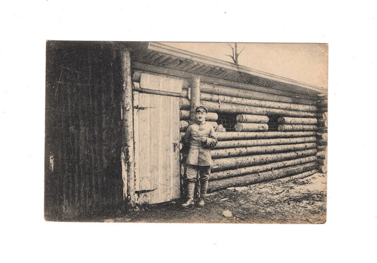 Ansichtskarte / Feldpost Soldat vor der Unterkunft - 1916
