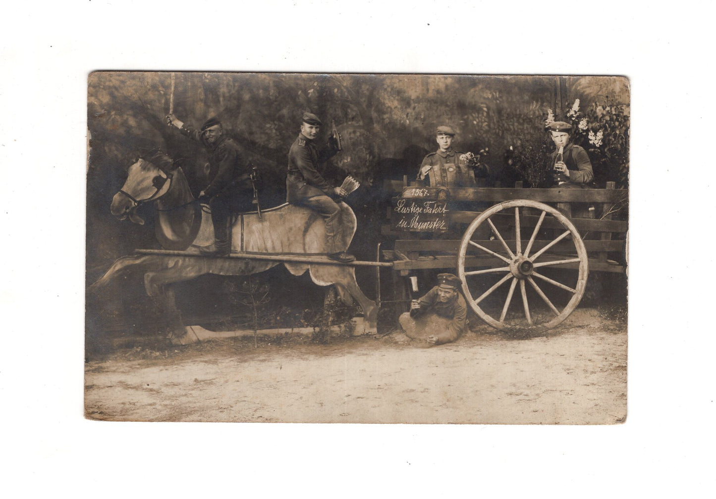Ansichtskarte Soldaten in schöner Kulisse / Lustige Fahrt in Munster
