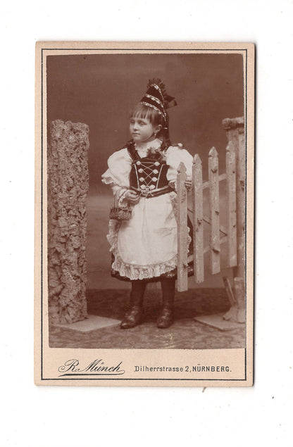 Fotografie Niedliches kleines Mädchen in Tracht - Nürnberg um 1890 / CDV M1-28
