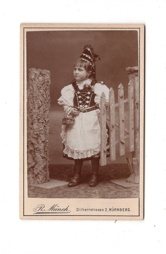 Fotografie Niedliches kleines Mädchen in Tracht - Nürnberg um 1890 / CDV M1-28