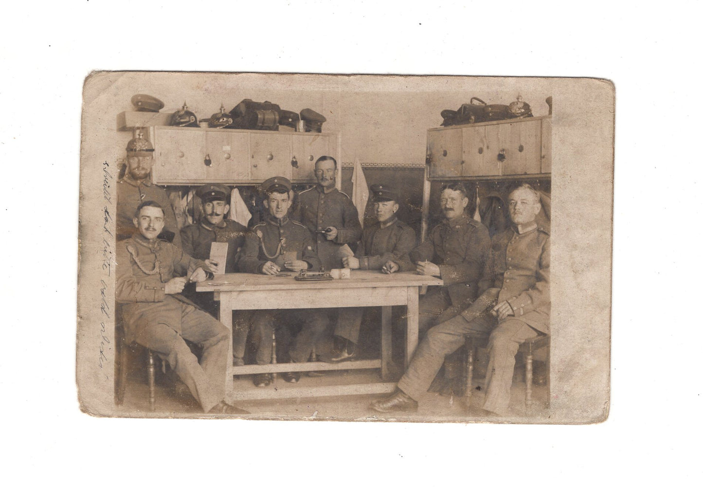 Ansichtskarte / Feldpost / Gruppenbild Soldaten auf der Stube - Hannover 1916