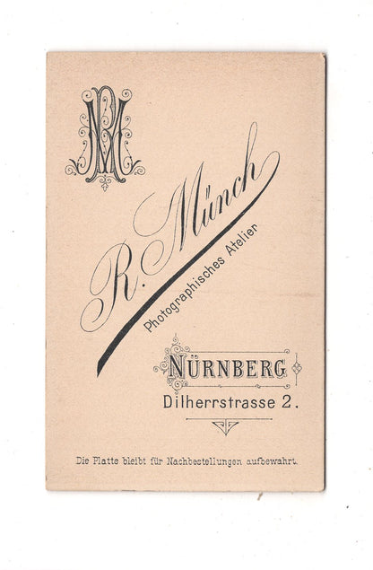 Fotografie Niedliches kleines Mädchen in Tracht - Nürnberg um 1890 / CDV M1-28