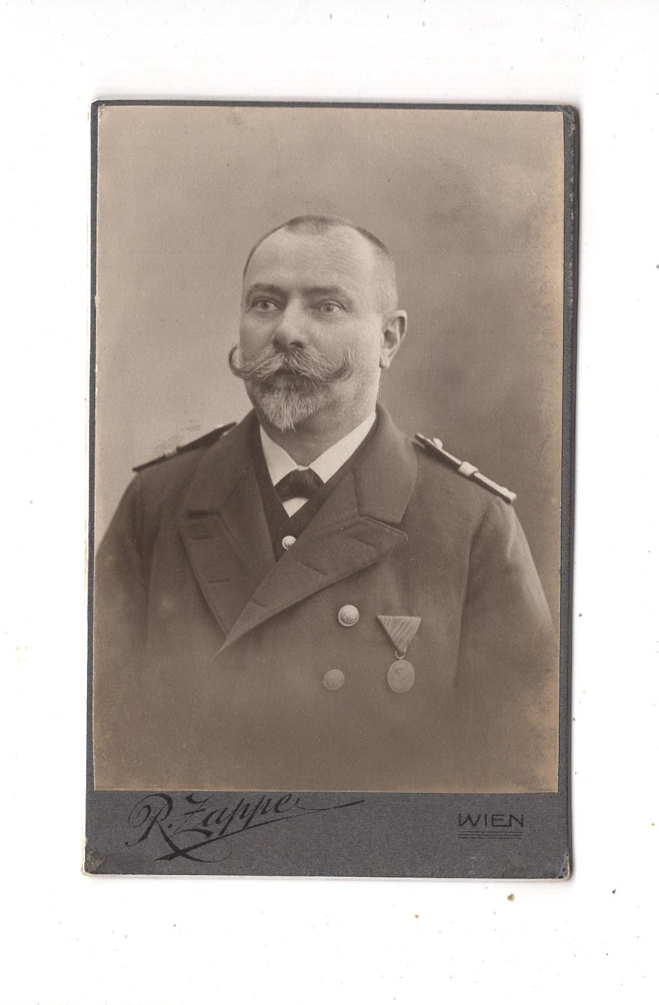 Fotografie K. u. k. Soldat mit Orden / Marine ? - Wien 1900er