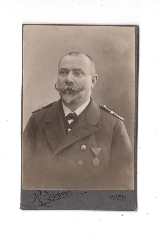 Fotografie K. u. k. Soldat mit Orden / Marine ? - Wien 1900er