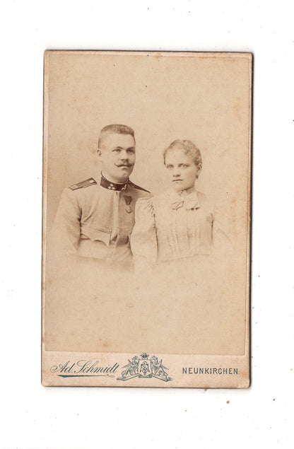 Fotografie K. u. k. Soldat (Regiment 21 ?) mit Orden und Frau - Neunkirchen 1890er