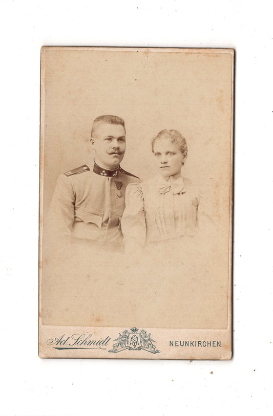 Fotografie K. u. k. Soldat (Regiment 21 ?) mit Orden und Frau - Neunkirchen 1890er